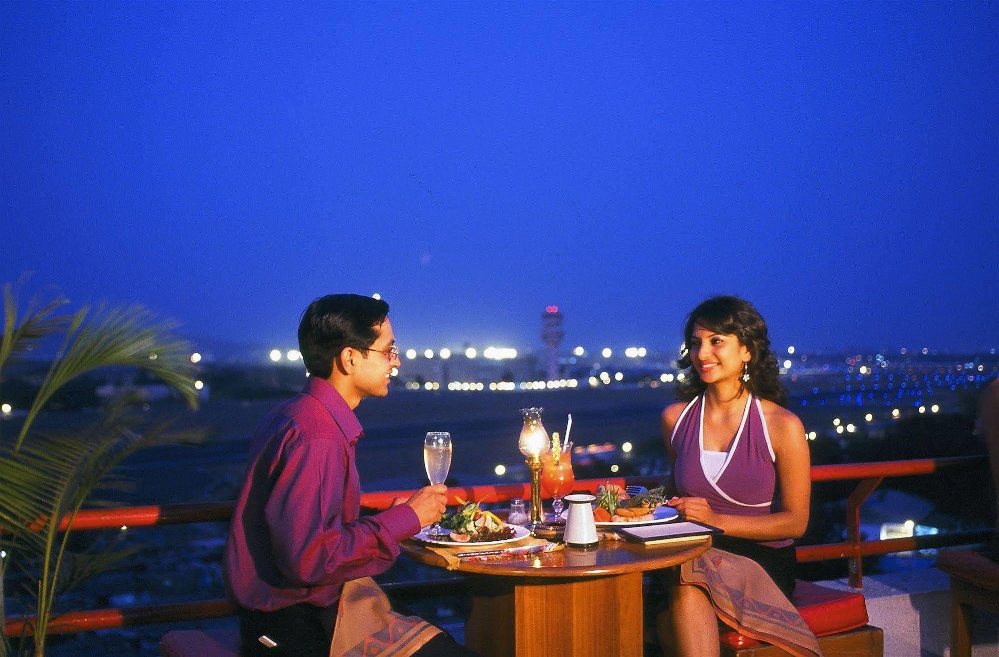 더 오키드 뭄바이 레스토랑 사진 A couple dining at a restaurant in India